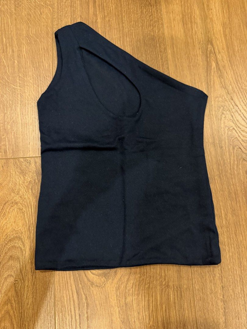Asymmetrical navy blue sleeveless top (Category: Others Tops) located in Paranaque City. Submitted by bbyooodaa (Listing ID 1464653909, Image 1). Description: No brand trendy navy blue asymmetrical sleeveless top.