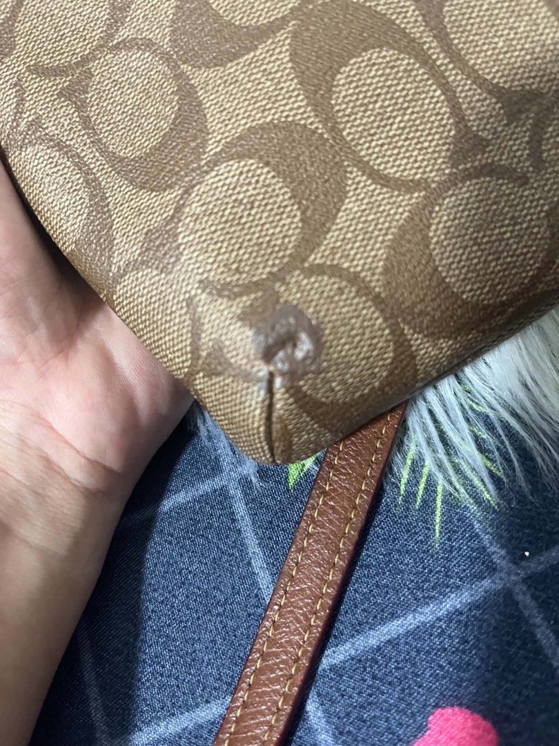 Authentic coach (Category: Cross-body Bags) located in Caloocan City. Submitted by trebdy01 (Listing ID 1463222784, Image 3). Description: .