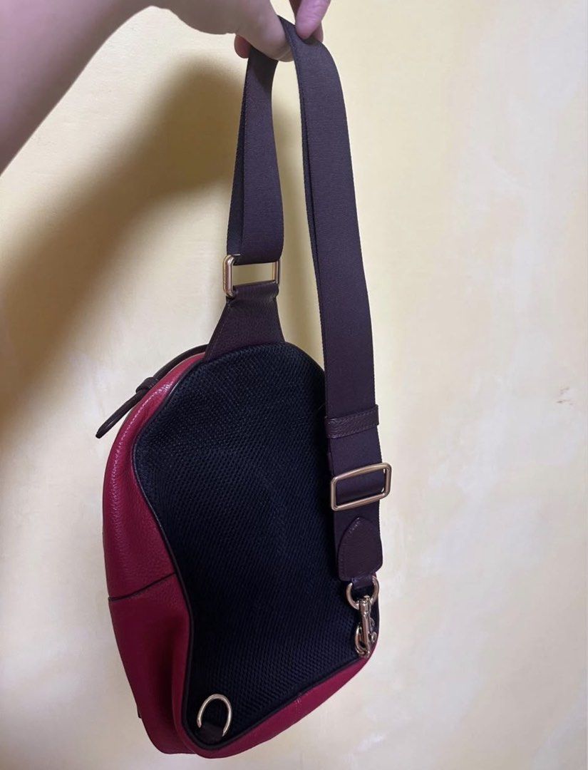AUTHENTIC Coach Vale Slingpack (Category: Luxury Bags & Wallets) located in Las Pinas. Submitted by anatrc (Listing ID 1464712795, Image 2). Description: - Top handle with 11/4” drop - Adjustable shoulder strap - 7 3/4” (L) X111/2” (H) × 31/4” (W).
