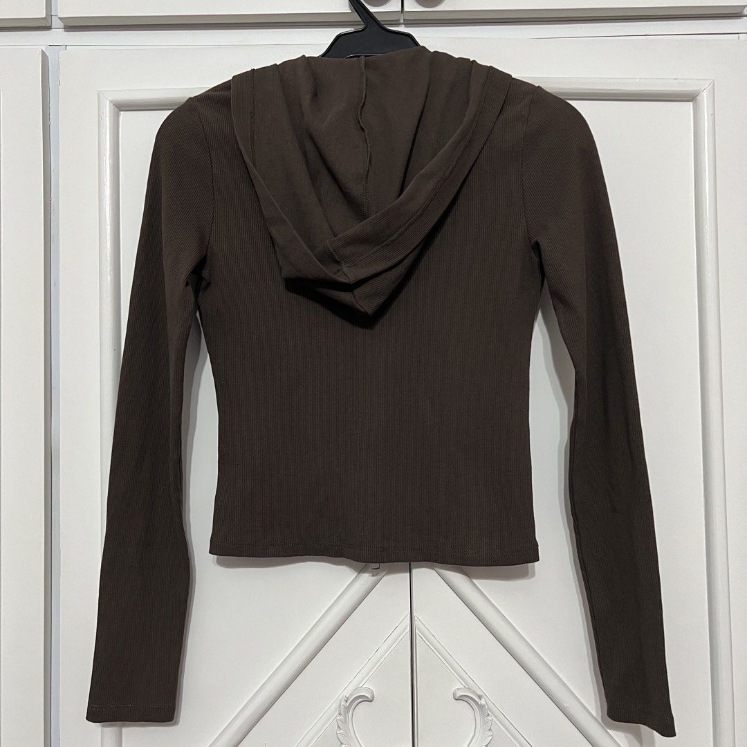 Authentic H&M Knitted Hoodie (Category: Coats, Jackets and Outerwear) located in Las Pinas. Submitted by bangtanbey (Listing ID 1464735219, Image 2). Description: 100% authentic H&M (bought at MOA branch) Never used, washed only Size on tag: Small RFS: di nagamit, decluttering.