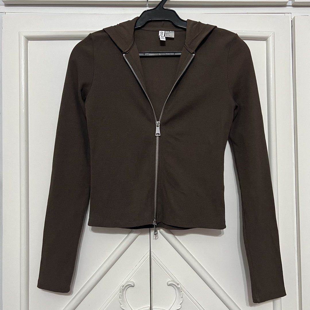 Authentic H&M Knitted Hoodie (Category: Coats, Jackets and Outerwear) located in Las Pinas. Submitted by bangtanbey (Listing ID 1464735219, Image 1). Description: 100% authentic H&M (bought at MOA branch) Never used, washed only Size on tag: Small RFS: di nagamit, decluttering.
