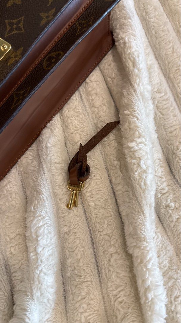 Authentic Louis Vuitton Monceau Bag (Category: Luxury Bags & Wallets) located in Taguig. Submitted by maliashoppingaccount (Listing ID 1464754280, Image 2). Description: Authentic Louis Vuitton Monceau Excellent condition With certificate of authenticity (entrupy) With keys and dustbag 💯 Money back guarantee .
