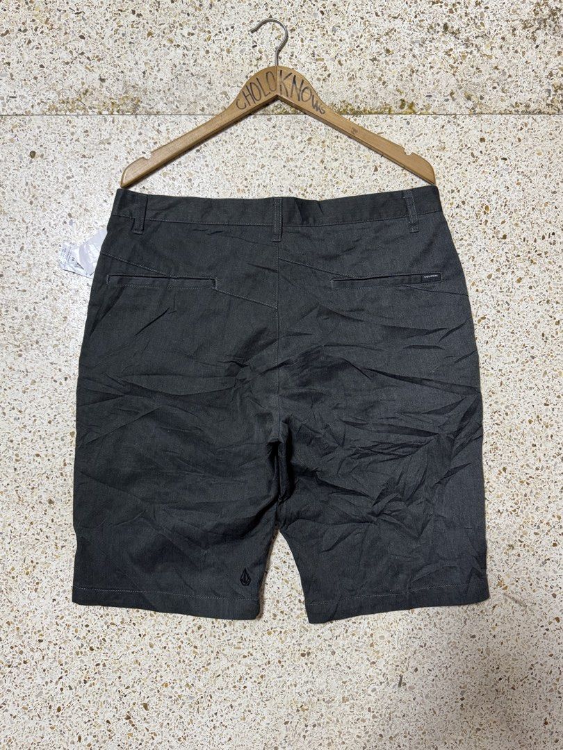 Authentic Volcom Charcoal Gray Chino Short (Category: Chinos) located in Badian. Submitted by choloknows (Listing ID 1464678678, Image 2). Description: Good as Brandnew 9.9/10 Size 34 on tag Fit 34-35 waistline Length: 21 No issue 650 + sf.