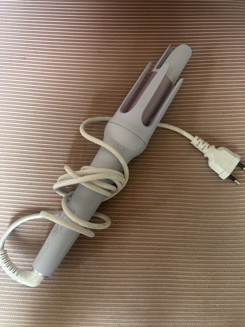 Simplus Automatic Rotating Hair Curler with Cord (Category: Hair) located in Dasmarinas. Submitted by maecybee (Listing ID 1464604084, Image 1). Description: - Automatic hair curler for effortless styling. - Simply place hair inside and let it curl. - Easy to use for quick and beautiful curls. - Perfect for at-home hair styling. - Comes with a power cord..