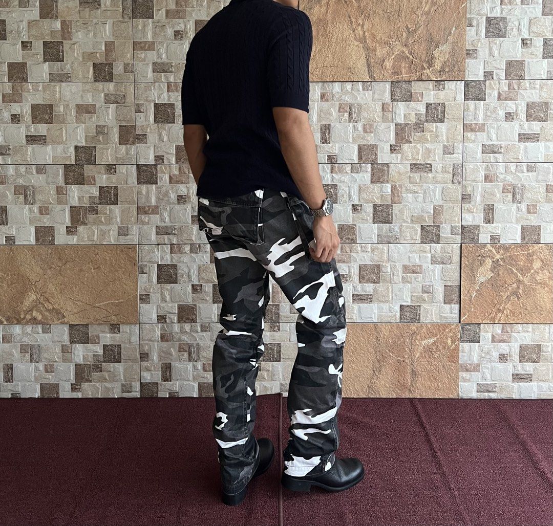 AVIREX - USMC MILITARY MONKEY PANTS (Category: Jeans) located in Bacolod City. Submitted by timelessbyjosh (Listing ID 1462788132, Image 2). Description: BEST FOR AMEKAJI OUTFITS SIZE : SMALL ACTUAL COLOR : COLOR RATE : 9. 5 OUT OF 10 CONDITION : EXCELLENT MATERIAL : 100 % COTTON MADE IN : VIETNAM FLAWS : NONE DIMENSIONS WAIST - 30 LENGTH - 42 THIGH - 11. 5 LEG OPENING - 7. 5 MEASUREMENT TAKEN WHILE LAYING FLAT. PLEASE COMPARE THE MEASUREMENT WIT