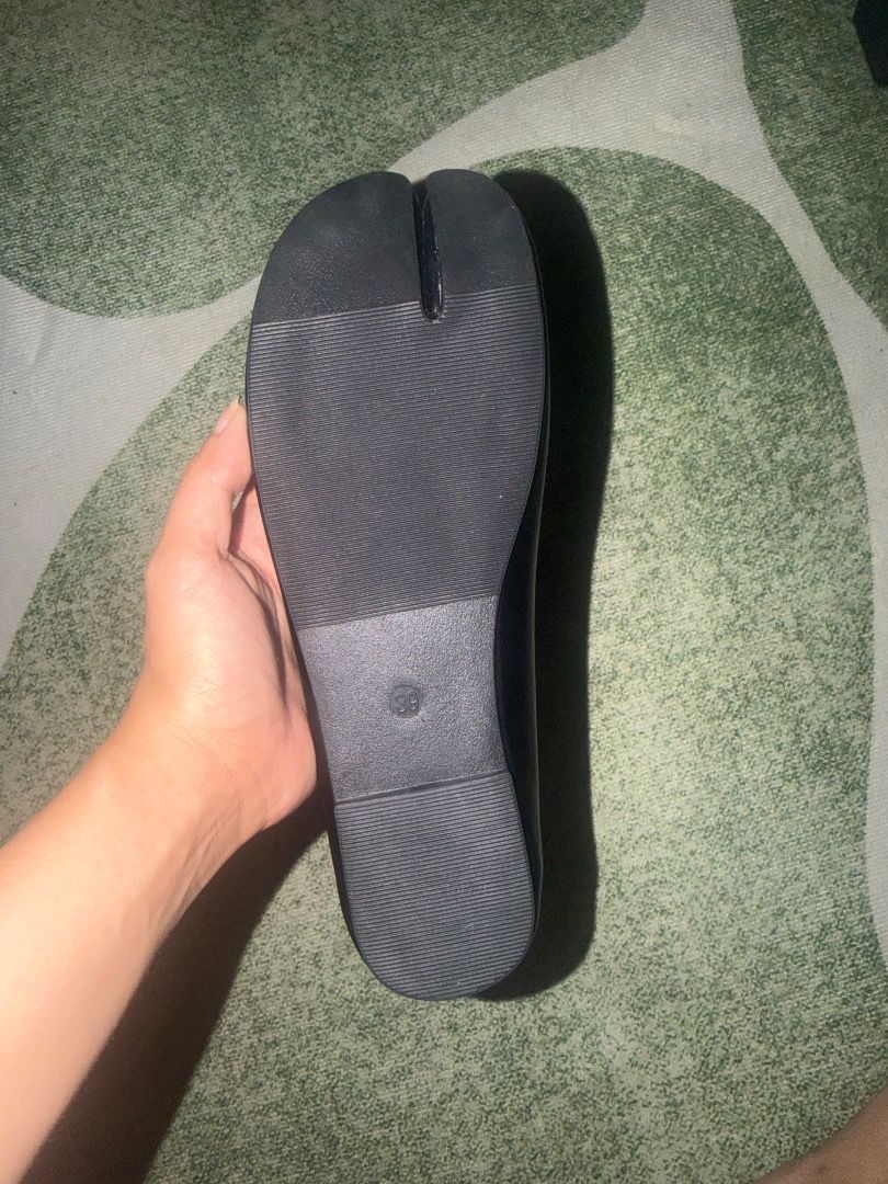 Aztrid Tabi Black Size 39 (Category: Shoe inserts) located in Las Pinas. Submitted by abcdanielle (Listing ID 1464720705, Image 3). Description: - Brand: Aztrid - Model: Tabi Flats - Color: Black - Size: 39 - Design: Split-toe (Tabi) style with a dainty bow accent - Condition: Brand new, includes original branded box and packaging - Versatile for daily wear, office outfits, or casual outings - RFS Maluwang will buy size 38.