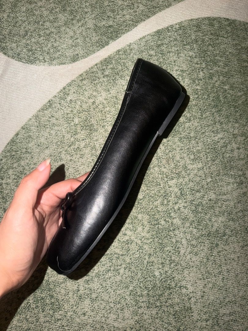 Aztrid Tabi Black Size 39 (Category: Shoe inserts) located in Las Pinas. Submitted by abcdanielle (Listing ID 1464720705, Image 2). Description: - Brand: Aztrid - Model: Tabi Flats - Color: Black - Size: 39 - Design: Split-toe (Tabi) style with a dainty bow accent - Condition: Brand new, includes original branded box and packaging - Versatile for daily wear, office outfits, or casual outings - RFS Maluwang will buy size 38.