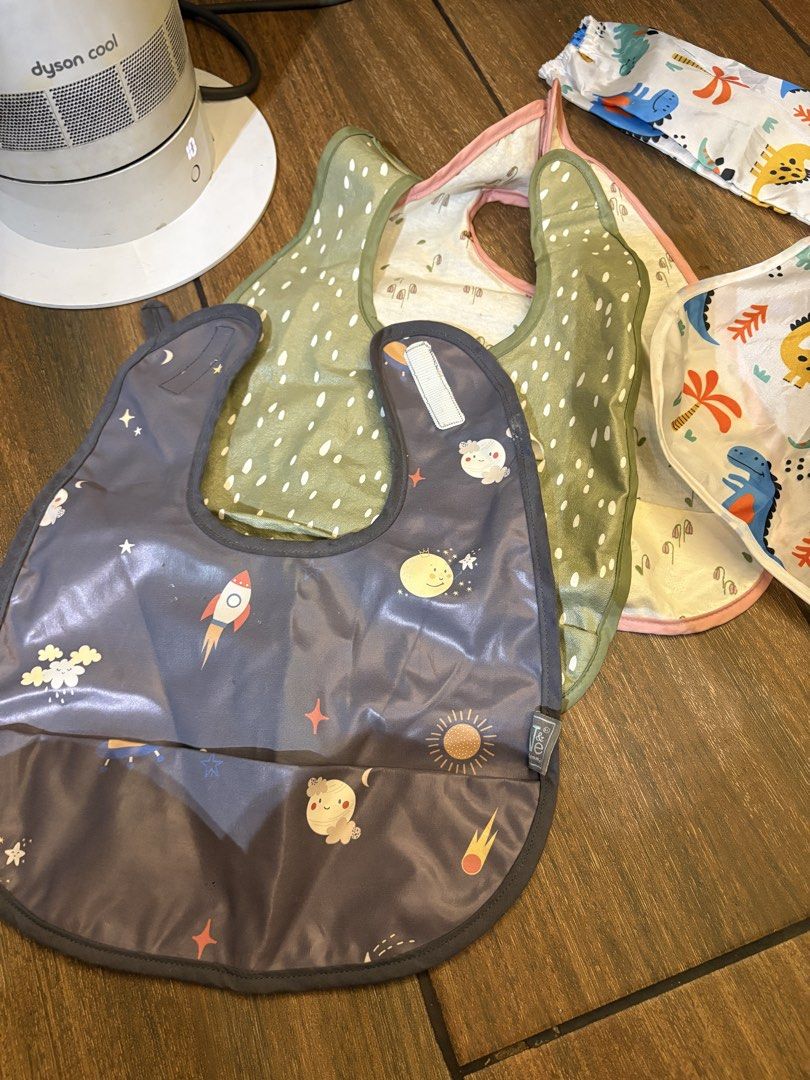 Assorted Baby Bibs (Category: Weaning & Toddler Feeding) located in Taguig. Submitted by alys.m (Listing ID 1464725282, Image 2). Description: - 5-piece assorted bib bundle - Ideal for messy eaters, baby-led weaning (BLW), and arts & crafts - Easy to wipe clean, wash, and quick to dry - Great value set for parents.