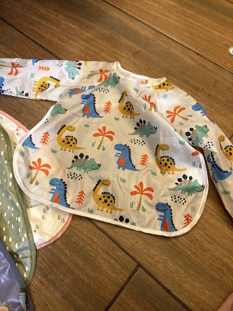 Assorted Baby Bibs (Category: Weaning & Toddler Feeding) located in Taguig. Submitted by alys.m (Listing ID 1464725282, Image 3). Description: - 5-piece assorted bib bundle - Ideal for messy eaters, baby-led weaning (BLW), and arts & crafts - Easy to wipe clean, wash, and quick to dry - Great value set for parents.
