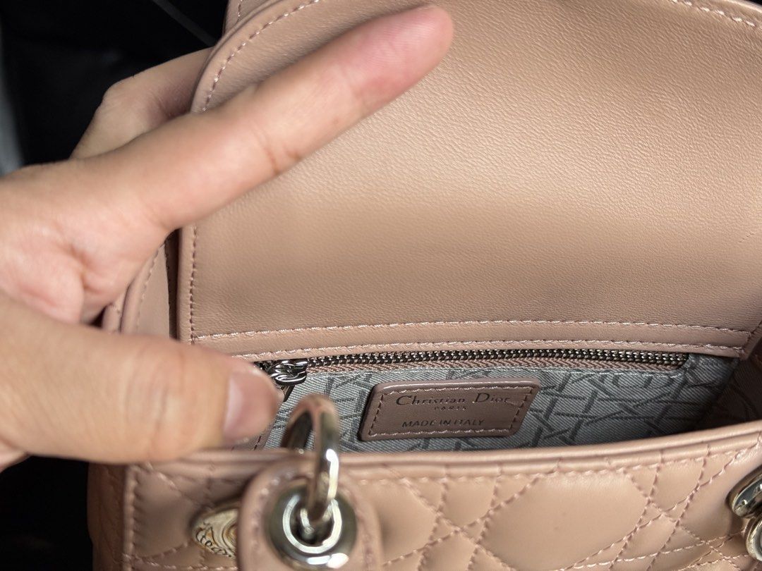 Bag (Category: Luxury Bags & Wallets) located in Cebu City. Submitted by dianne.143 (Listing ID 1464747257, Image 3). Description: .