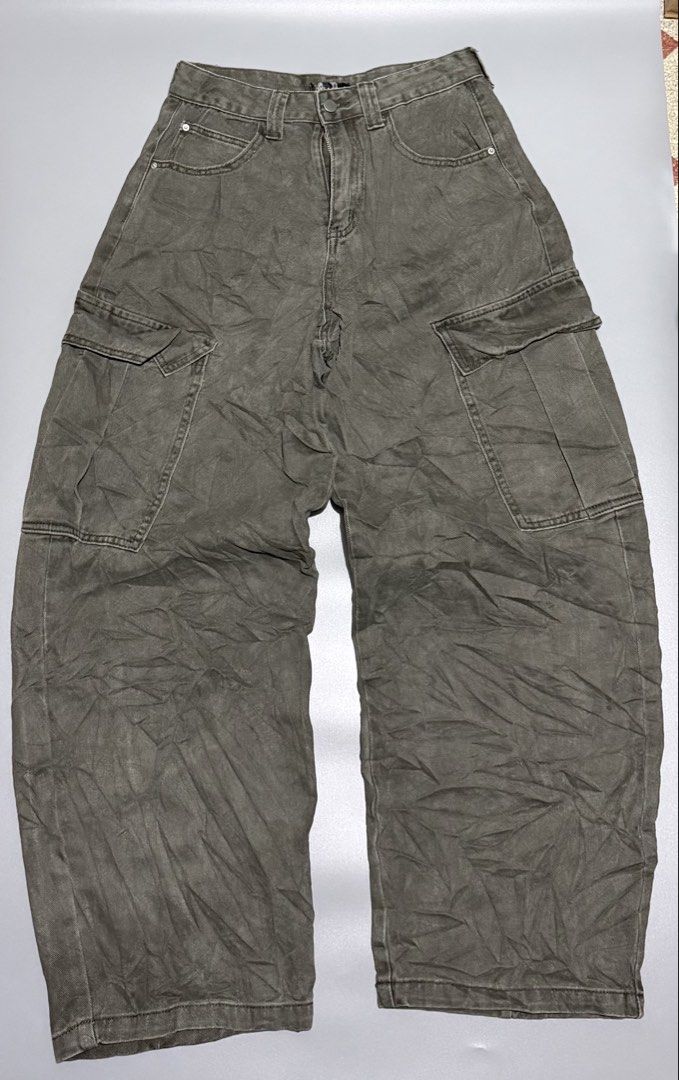 Baggy cargo pants (Category: Jeans) located in Quezon City. Submitted by ree3_dr0pp2k25 (Listing ID 1464727582, Image 1). Description: Favorite piece Solid condition Baggy fit Nice color.