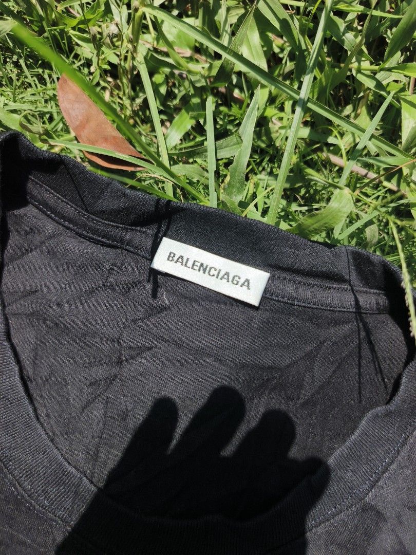 Balenciaga (Category: Tshirts & Polo Shirts ) located in Trento. Submitted by renanteblanco113 (Listing ID 1464578347, Image 3). Description: Balenciaga Dimes: 22x28 Excellent condition Color rate: 9.8/9 "color may vary due to lighting outdoor" no issue.
