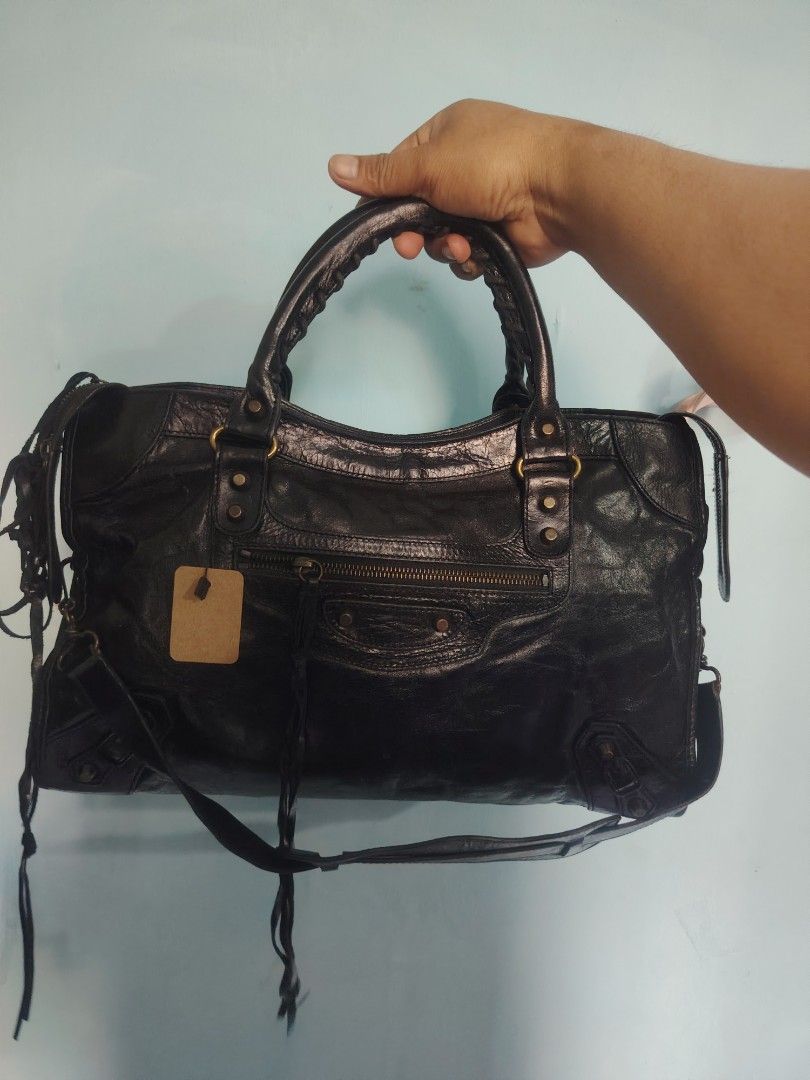 Balenciaga city (Category: Luxury Bags & Wallets) located in Manila. Submitted by del96 (Listing ID 1464597068, Image 1). Description: My issue po sya s a isang zipper ayaw mag Sara pero good condition nmn ang bag Missing mirror only.