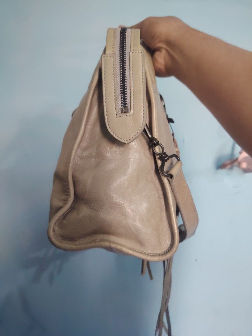 Balenciaga city (Category: Luxury Bags & Wallets) located in Manila. Submitted by del96 (Listing ID 1464597764, Image 3). Description: Missing mirror only.