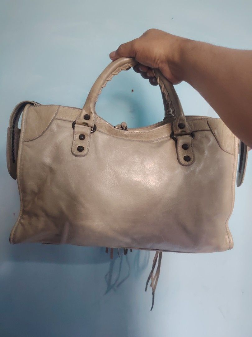 Balenciaga city (Category: Luxury Bags & Wallets) located in Manila. Submitted by del96 (Listing ID 1464597764, Image 2). Description: Missing mirror only.