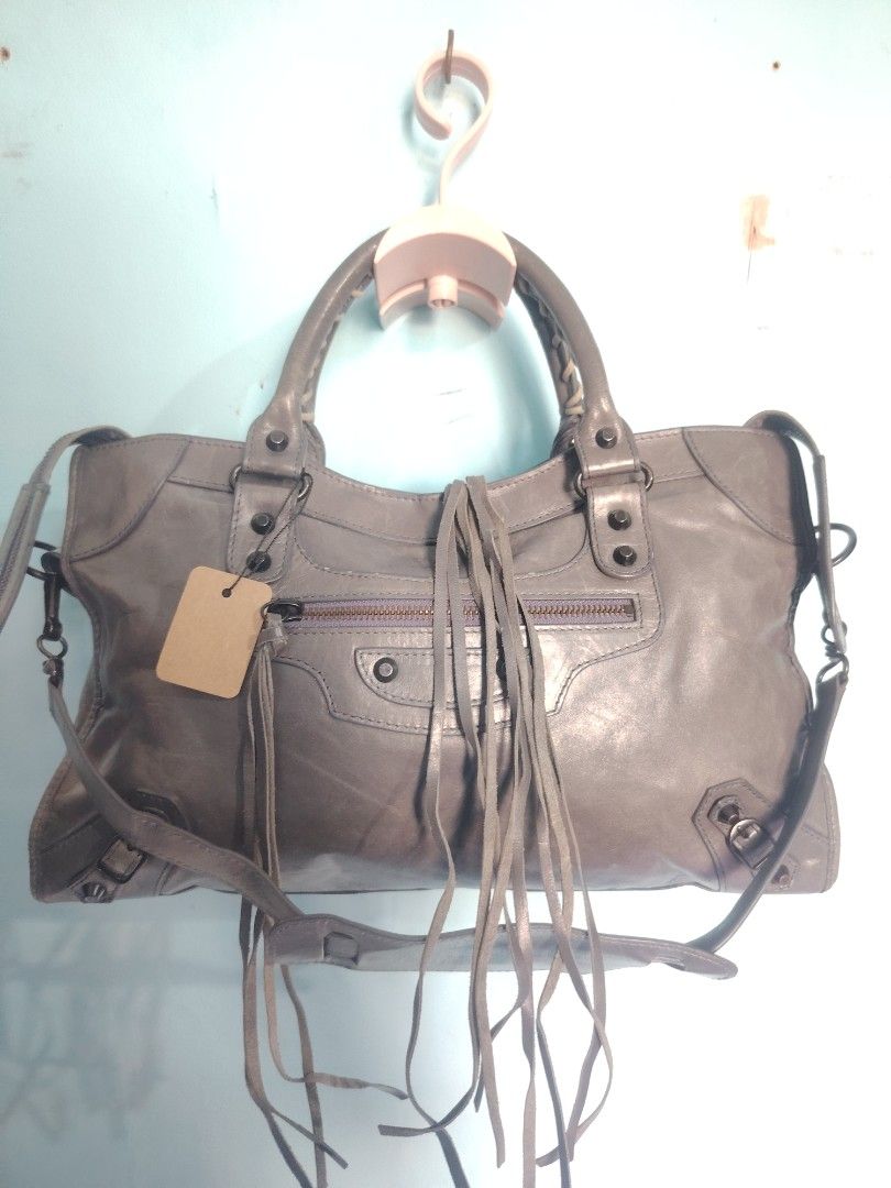 Balenciaga city (Category: Luxury Bags & Wallets) located in Manila. Submitted by del96 (Listing ID 1464598494, Image 1). Description: Missing mirror only.