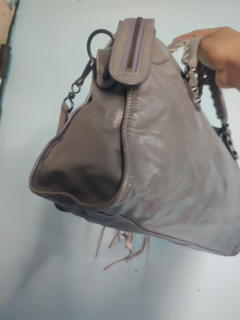Balenciaga city (Category: Luxury Bags & Wallets) located in Manila. Submitted by del96 (Listing ID 1464598494, Image 3). Description: Missing mirror only.