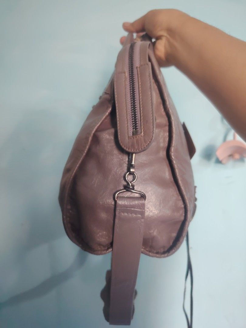 Balenciaga city (Category: Luxury Bags & Wallets) located in Manila. Submitted by del96 (Listing ID 1464602128, Image 3). Description: No mirror.