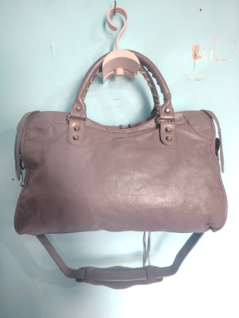 Balenciaga city (Category: Luxury Bags & Wallets) located in Manila. Submitted by del96 (Listing ID 1464602128, Image 2). Description: No mirror.