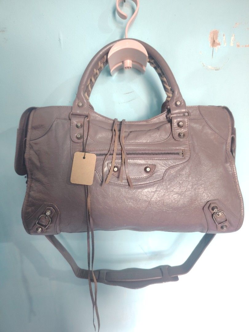 Balenciaga city (Category: Luxury Bags & Wallets) located in Manila. Submitted by del96 (Listing ID 1464602128, Image 1). Description: No mirror.