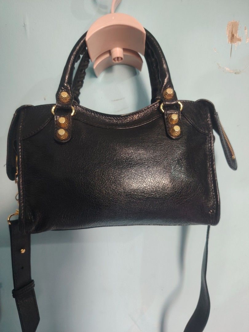 Balenciaga mini (Category: Luxury Bags & Wallets) located in Manila. Submitted by del96 (Listing ID 1464594602, Image 3). Description: Missing mirror only.