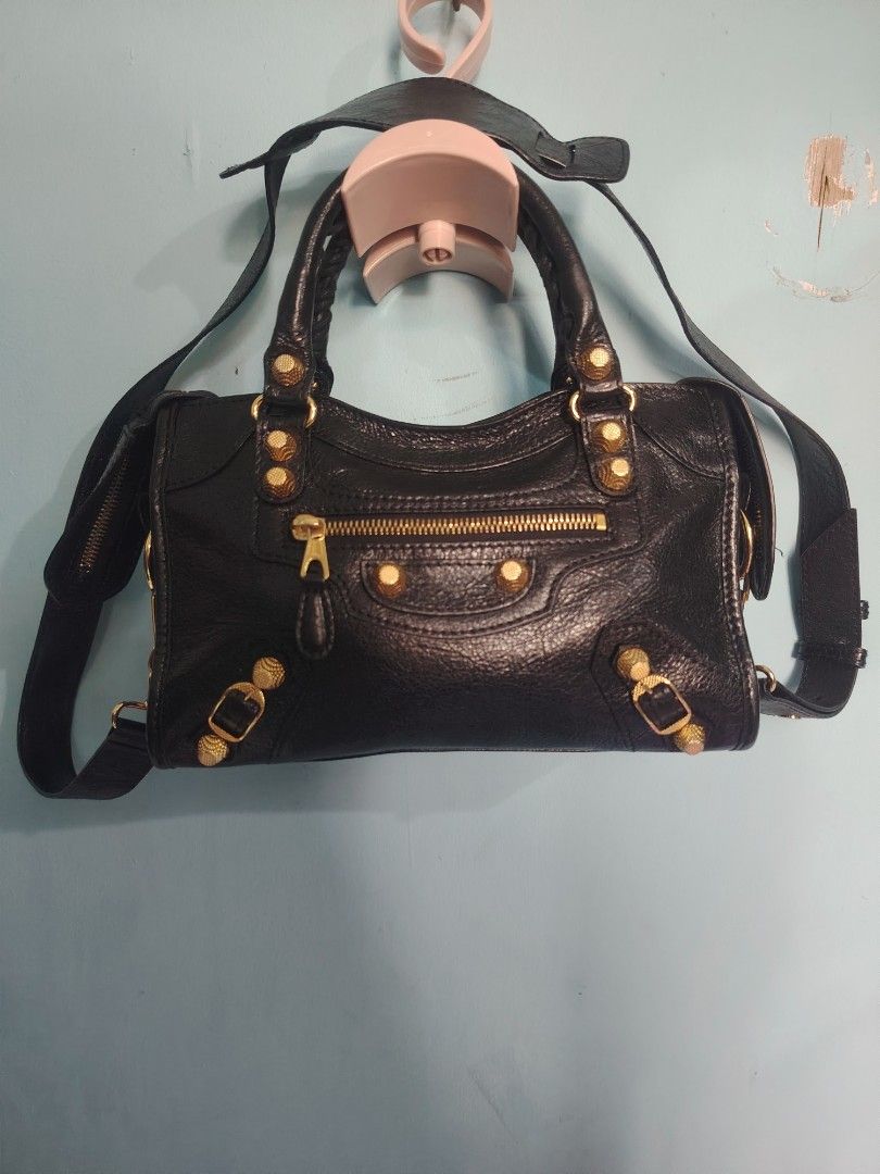Balenciaga mini (Category: Luxury Bags & Wallets) located in Manila. Submitted by del96 (Listing ID 1464594602, Image 2). Description: Missing mirror only.