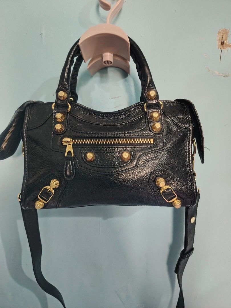 Balenciaga mini (Category: Luxury Bags & Wallets) located in Manila. Submitted by del96 (Listing ID 1464594602, Image 1). Description: Missing mirror only.