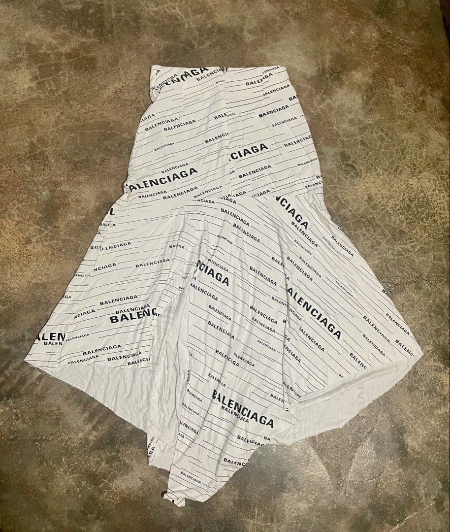 Balenciaga skirt (Category: Luxury Apparel) located in Davao. Submitted by mj_designervintagecurator (Listing ID 1464603851, Image 3). Description: 📌meron lang tastas sa banda baba see photo but in good condition overall 📌removed wash tag 📌waist 24- hips 32- length 32 inches.