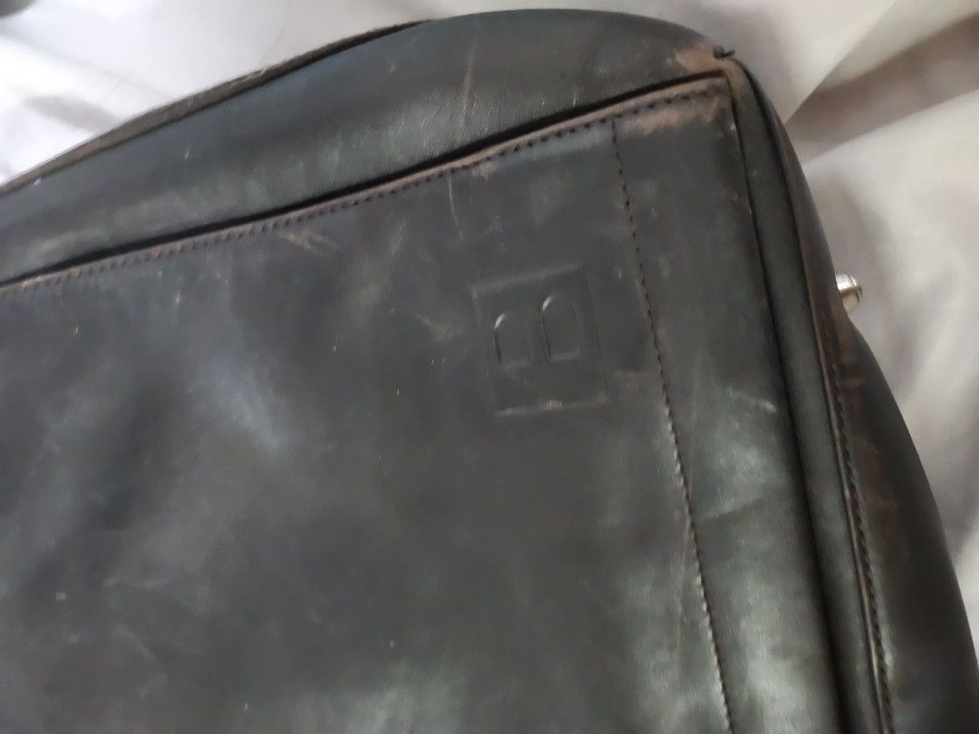 Bally Messenger Bag (Category: Luxury Bags & Wallets) located in Tagum. Submitted by _skybagph (Listing ID 1464711153, Image 2). Description: authentic bally messenger bag preloved.