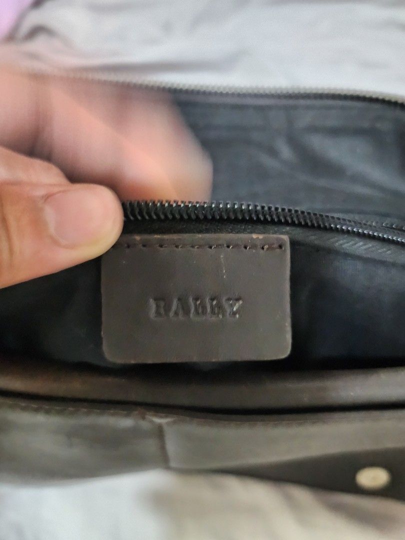 Bally Messenger Bag (Category: Luxury Bags & Wallets) located in Tagum. Submitted by _skybagph (Listing ID 1464711153, Image 3). Description: authentic bally messenger bag preloved.