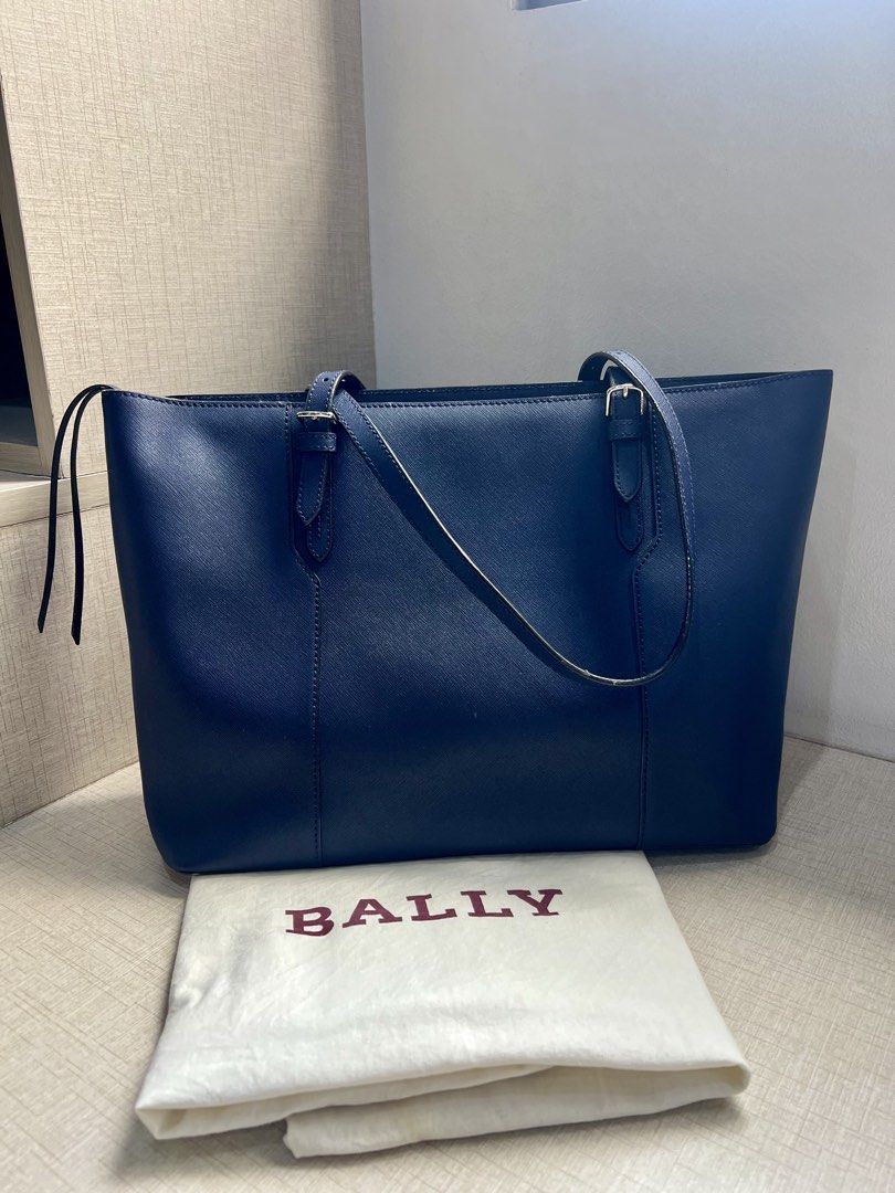 BALLY SUPRA CENTRAL STRIPE TOTE BAG (Category: Tote Bags) located in Quezon City. Submitted by fromkimwithless (Listing ID 1464736487, Image 2). Description: - Color: Navy Blue with Signature Red & White Bally Stripe - Size: Large (can fit 14inch laptop) - Includes: dustbag - Purchased: CN/2016.