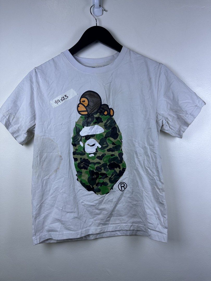 BAPE APE HEAD CAMO TEE WHITE (Category: Tshirts & Polo Shirts ) located in Manila. Submitted by declutterpromax (Listing ID 1464625155, Image 1). Description: - White BAPE t-shirt - Features iconic ape head camo graphic - BAPE logo on the front - Ideal addition to any streetwear collection.