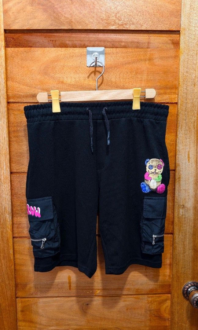 BARROW "BUTTON BEAR" COTTON CARGO SHORTS (Category: Shorts) located in Tabuk. Submitted by gooddropsofficial (Listing ID 1464637407, Image 2). Description: BARROW "BUTTON BEAR" COTTON CARGO SHORTS (BLACK) 4 POCKETS / RUBBERIZED LOGO ▪️WIDTH: 34-36" ▪️THIGH: 12" ▪️LENGTH: 18" ▪️SIZE: LARGE ▪️LEG OPENING: 11" ▪️COLOR RATE: GOOD AS NEW ▪️CONDITION: GOOD AS NEW ▪️ISSUE: NONE ▪️WASHED AND READY TO USE.