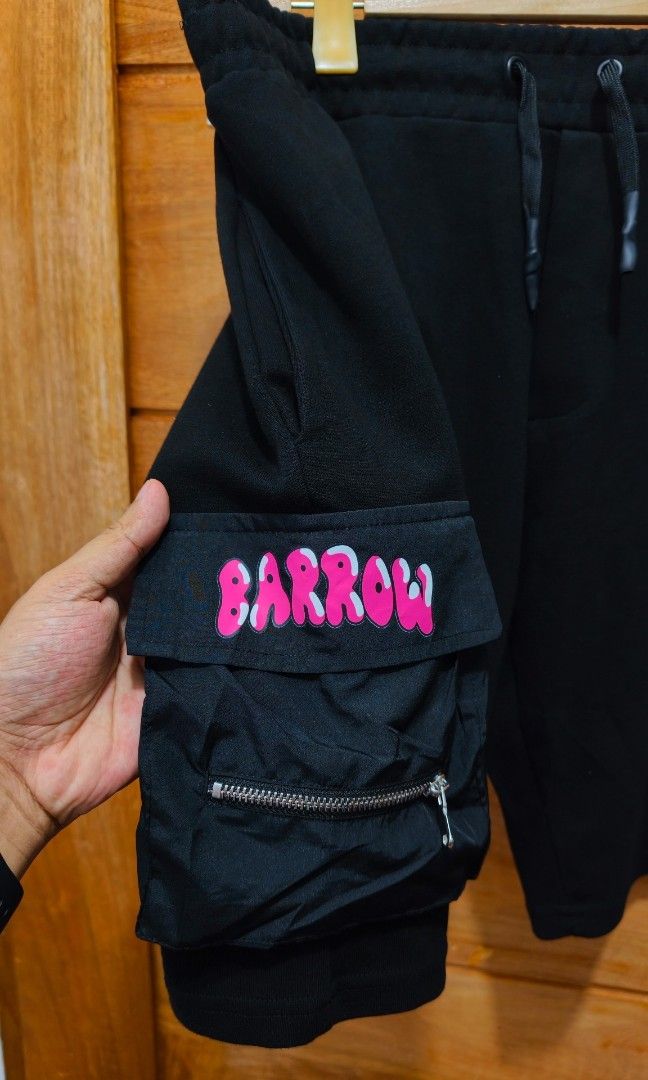 BARROW "BUTTON BEAR" COTTON CARGO SHORTS (Category: Shorts) located in Tabuk. Submitted by gooddropsofficial (Listing ID 1464637407, Image 3). Description: BARROW "BUTTON BEAR" COTTON CARGO SHORTS (BLACK) 4 POCKETS / RUBBERIZED LOGO ▪️WIDTH: 34-36" ▪️THIGH: 12" ▪️LENGTH: 18" ▪️SIZE: LARGE ▪️LEG OPENING: 11" ▪️COLOR RATE: GOOD AS NEW ▪️CONDITION: GOOD AS NEW ▪️ISSUE: NONE ▪️WASHED AND READY TO USE.