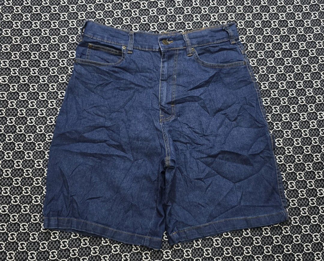 Bass cReek (Category: Shorts) located in Hinigaran. Submitted by thrift_street_6106 (Listing ID 1464653459, Image 1). Description: (Bass Creek) Soft Denim carpenter Short Size'34'36 Length '21'5. Exclent cond cond. Non issue. Need wash bfore Used. Dm/pm.