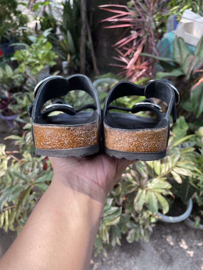 BB ARIZONA OILED LEATHER 38NF (Category: Flats & Sandals) located in Botolan. Submitted by samutsaringbirks (Listing ID 1464586657, Image 3). Description: Minimal gasgas sa sole still makapal.