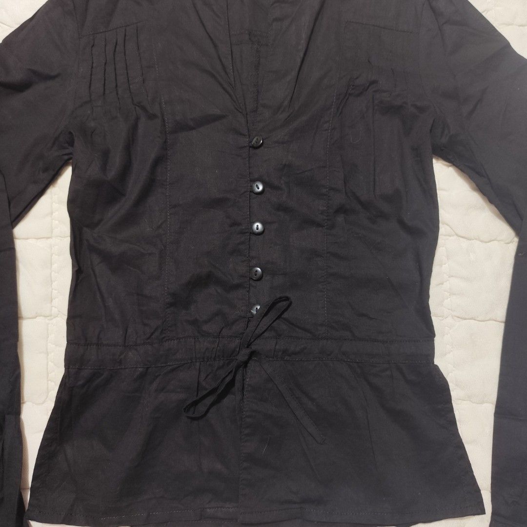 BCBGMaxAzria Black Long Sleeve Button Down Blouse (Category: Longsleeves) located in Bacolod City. Submitted by dearicawho.56 (Listing ID 1464710214, Image 2). Description: - Brand: BCBGMaxAzria - Color: Classic Black - Design: Mandarin collar - Fit: Adjustable drawstring waist for a flattering silhouette - Versatility: Perfect for workwear or casual 🧾Mode of payment: 💙Gcash 💚GoTyme 🖤Maya 📍 Bacolod City. Negros Occidental .
