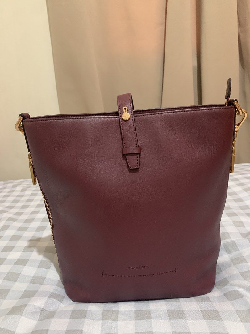 BEANPOLE Burgundy Leather Bucket Bag (Category: Cross-body Bags) located in Mexico. Submitted by chimich (Listing ID 1464602076, Image 1). Description: Leather and hardware looks new -minor tarnish on gold hardware -very minimal scratch as seen on the photos.