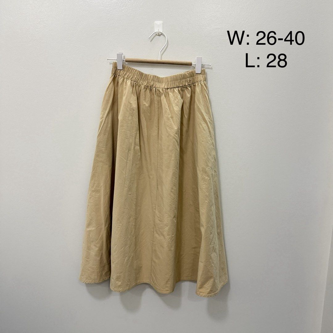 Beige Elastic Waist Midi Skirt (Category: Skirts) located in Rodriguez. Submitted by jrms23 (Listing ID 1464684939, Image 1). Description: - Beige midi skirt - Elastic waistband fits 26" to 40" waist - 28 inches in length - Simple and versatile design - Easy to style for various occasions.