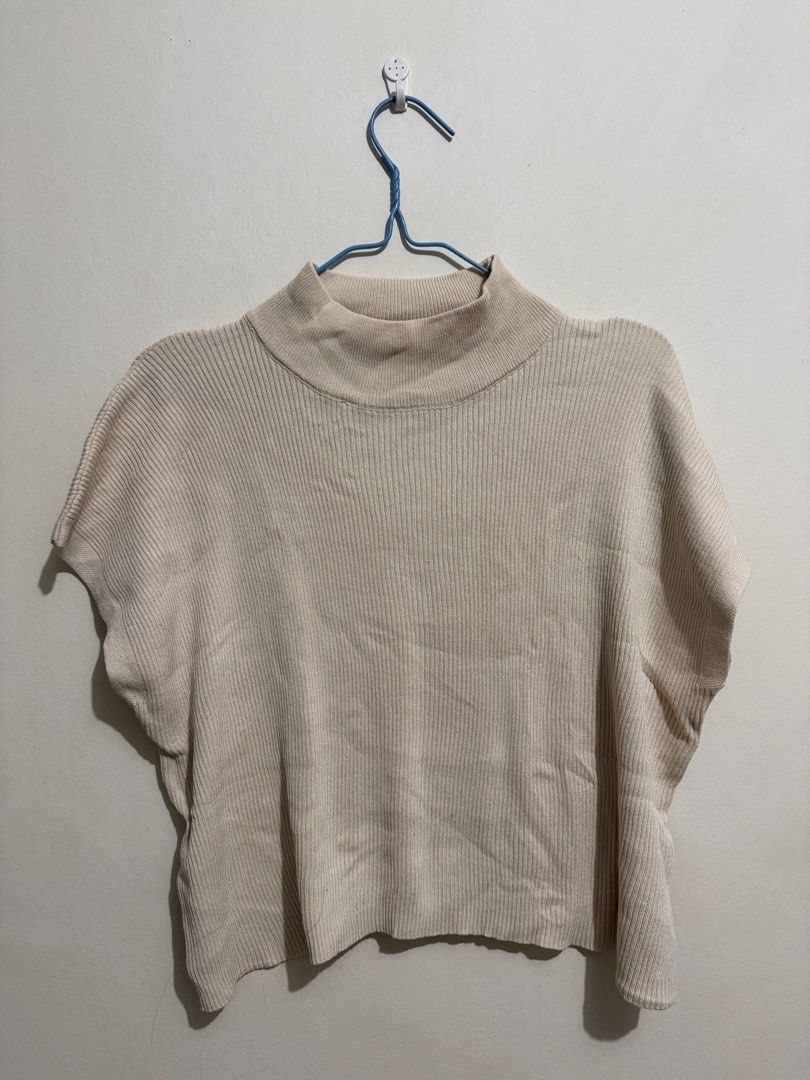 Beige Ribbed Mock Neck Cap Sleeve Top (Category: Sleeveless) located in San Fernando. Submitted by richeloy (Listing ID 1464572381, Image 1). Description: - Beige ribbed knit fabric - Mock neckline - Cap sleeves - Cropped length - Stretchy material for a comfortable fit - Versatile: great for layering or wearing solo - Pairs perfectly with high-waisted jeans, skirts, or shorts.