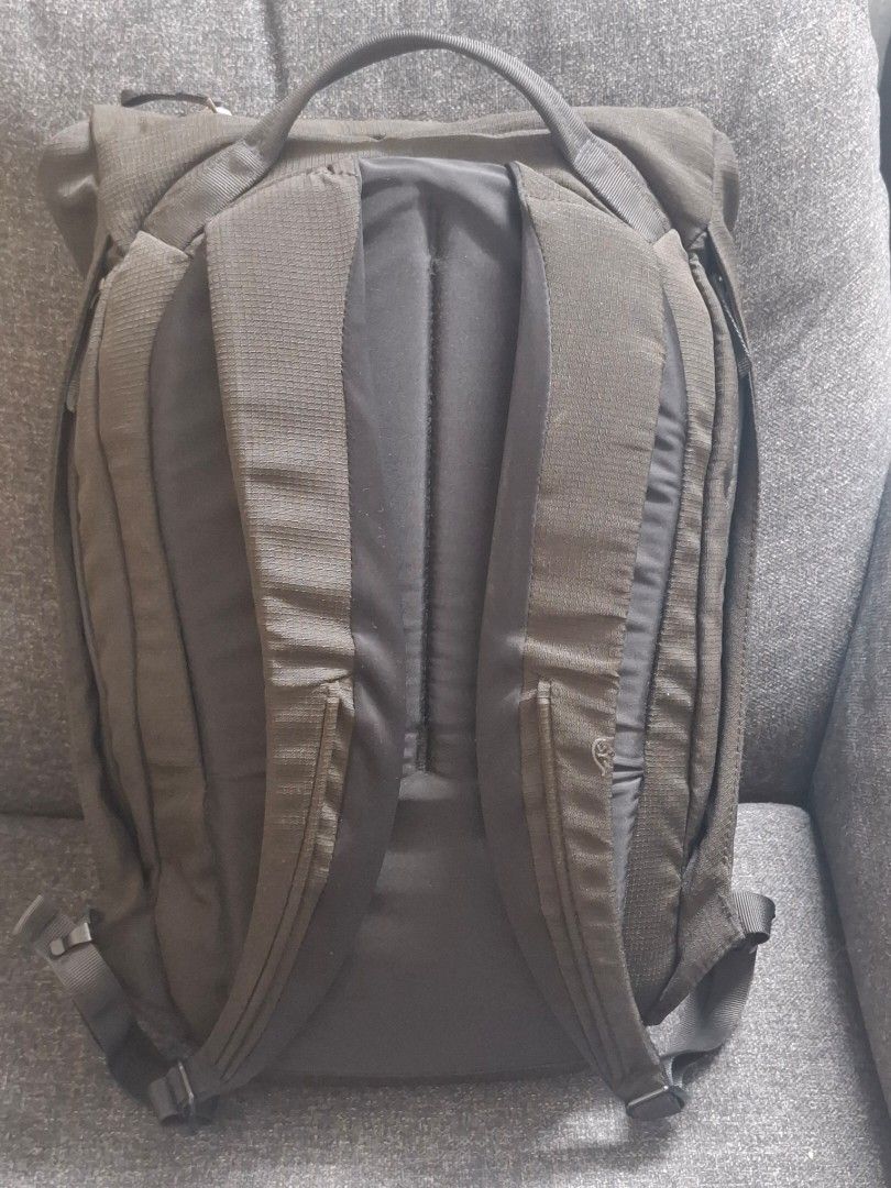 Bellroy Venture Backpack 22L (Category: Backpacks) located in Makati City. Submitted by decluttermp (Listing ID 1464676282, Image 2). Description: Color: Black Padded 16” laptop sleeve, and document slip pocket Dual-zippered dropdown front panel access Two invisible exterior zip water bottle pockets Adjustable slide hook flap closur Two internal zip mesh pockets on the front panel Versatile mesh pockets, raised out of the crush zone Soft-lined va