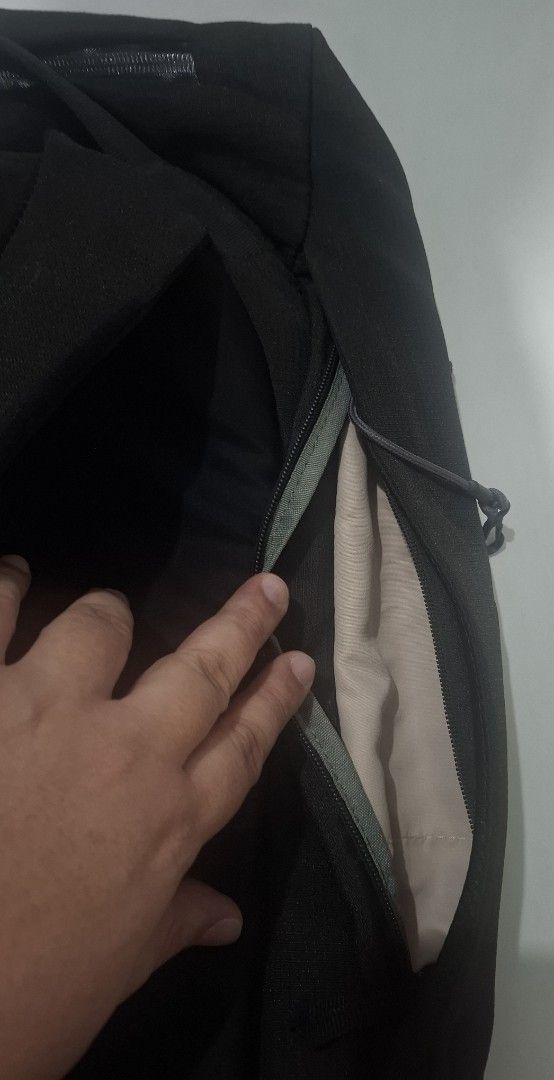 Bellroy Venture Backpack 22L (Category: Backpacks) located in Makati City. Submitted by decluttermp (Listing ID 1464676282, Image 3). Description: Color: Black Padded 16” laptop sleeve, and document slip pocket Dual-zippered dropdown front panel access Two invisible exterior zip water bottle pockets Adjustable slide hook flap closur Two internal zip mesh pockets on the front panel Versatile mesh pockets, raised out of the crush zone Soft-lined va