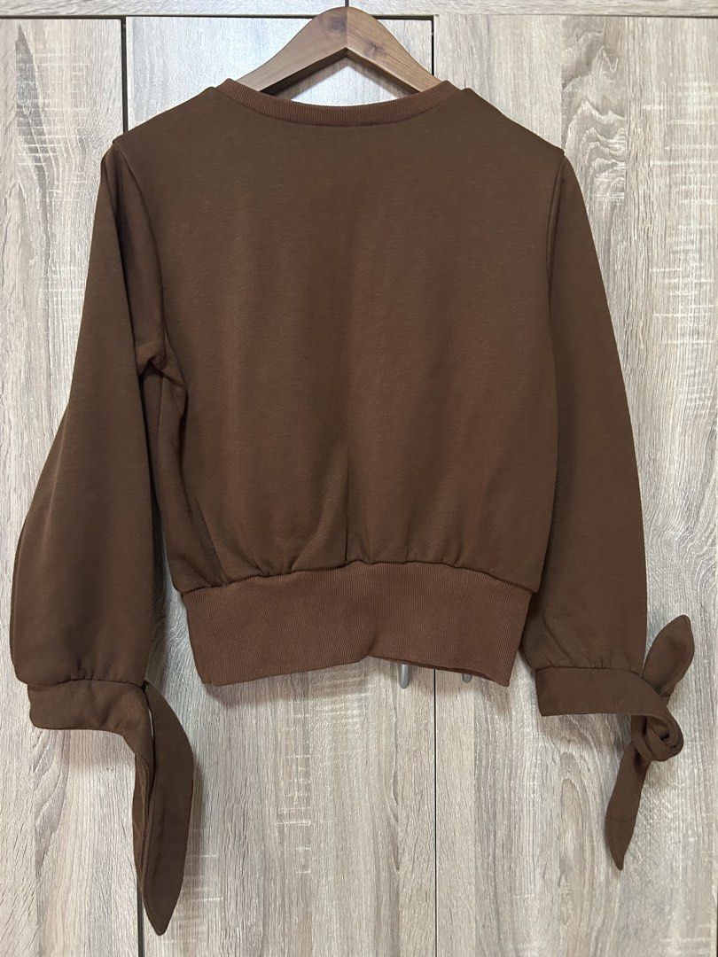 Bench Pullover Jacket (Category: Coats, Jackets and Outerwear) located in Bulacan. Submitted by relove.re (Listing ID 1464598893, Image 2). Description: - Choco brown color - Longsleeves , Jacket and Pullover style -With pocket - Sleeves with Tie Knot in the wrist - Size S to M.