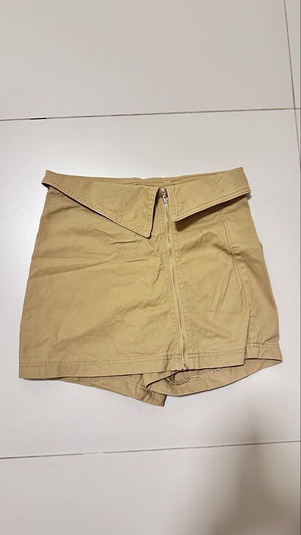 Bench Skort in Tan Small (Category: Skirts) located in Muntinlupa City. Submitted by shop.me.11 (Listing ID 1464611260, Image 1). Description: Bench Skort Tan, Small For 26 waist.