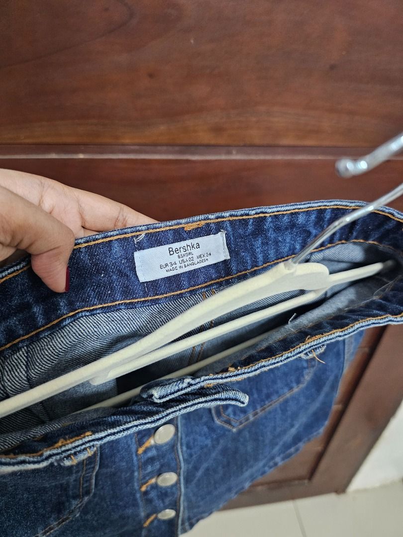 Bershka button-front denim mini skirt (Category: Skirts) located in Los Banos. Submitted by itsmecathey (Listing ID 1464753696, Image 2). Description: Can fit 26-27.
