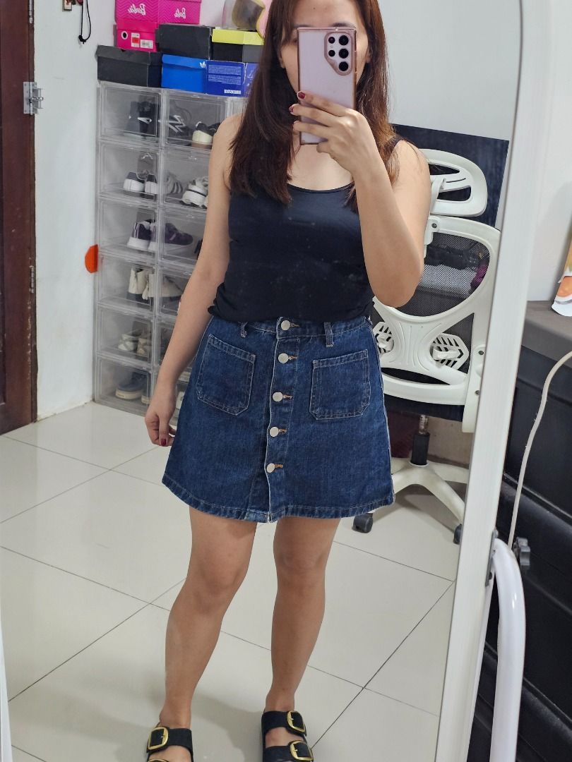 Bershka button-front denim mini skirt (Category: Skirts) located in Los Banos. Submitted by itsmecathey (Listing ID 1464753696, Image 3). Description: Can fit 26-27.
