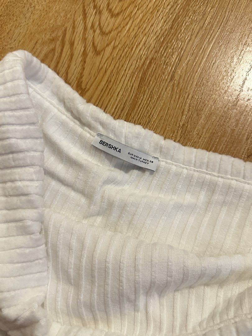 [BERSHKA] off shoulder white long sleeves (Category: Coats, Jackets and Outerwear) located in Cainta. Submitted by m4tchyyy (Listing ID 1464648317, Image 2). Description: 🍀 mode of payment: gcash or bdo 🍀 mode of delivery: j&t express, ggx, or same day delivery within metro manila feel free to inquire! 🩷.