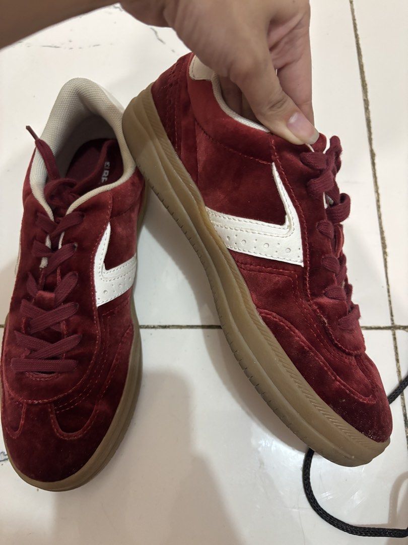 Bershka Sneakers (Category: Slippers and slides) located in Quezon City. Submitted by den.declutters (Listing ID 1464583133, Image 2). Description: .