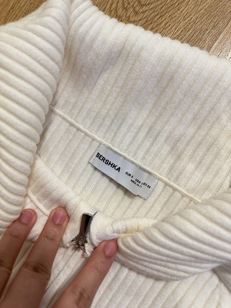 [BERSHKA] white collared longsleeves (Category: Longsleeves) located in Cainta. Submitted by m4tchyyy (Listing ID 1464653290, Image 3). Description: 🍀 mode of payment: gcash or bdo 🍀 mode of delivery: j&t express, ggx, or same day delivery within metro manila feel free to inquire! 🩷.
