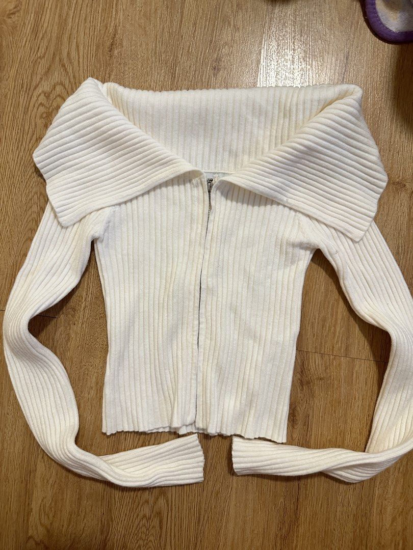 [BERSHKA] white collared longsleeves (Category: Longsleeves) located in Cainta. Submitted by m4tchyyy (Listing ID 1464653290, Image 1). Description: 🍀 mode of payment: gcash or bdo 🍀 mode of delivery: j&t express, ggx, or same day delivery within metro manila feel free to inquire! 🩷.